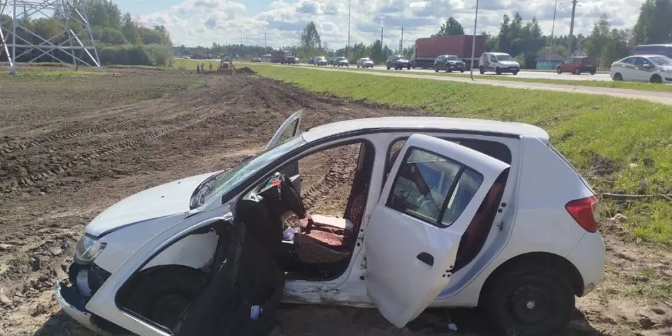 В Заславле 84-летний водитель Renault столкнулся с Ford и вылетел в кювет