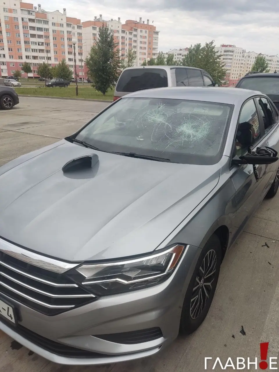 В Гродно злоумышленник повредил припаркованный автомобиль