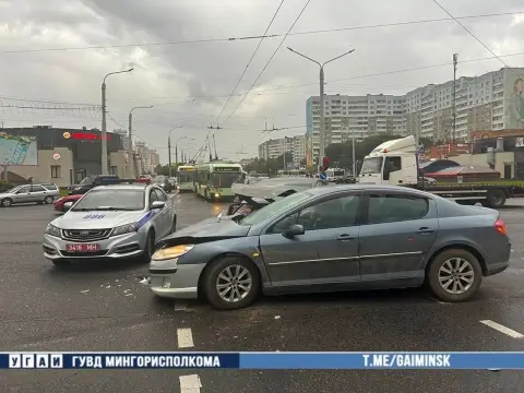 В Минске водитель Peugeot проехал на красный и столкнулся с Tesla
