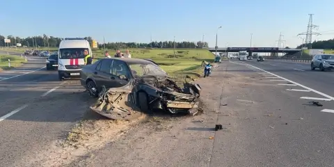 Saab врезался в осветительную мачту на внутреннем кольце МКАД — пострадавших нет