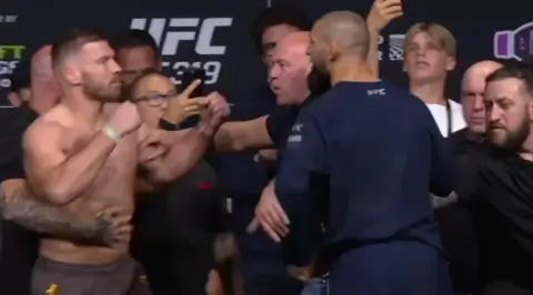 Чимаев завоевал титул среднего веса UFC — единогласное решение 50−44 на UFC 319 в Чикаго