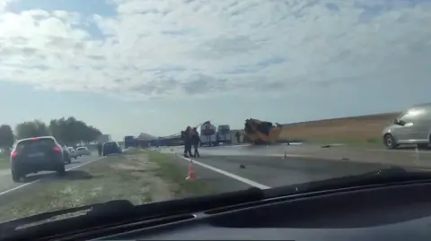 Фура опрокинулась после столкновения с трактором на трассе М6