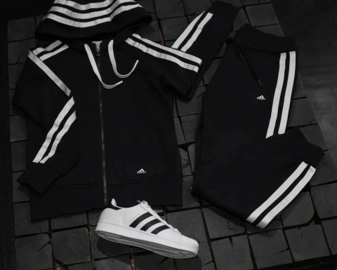 В Беларуси с 14 августа запретили продажу мужских джемперов Adidas
