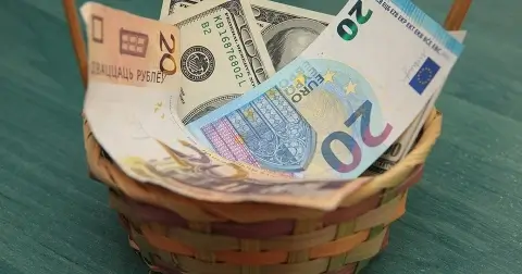 Нацбанк Беларуси снизил курсы доллара, евро и российского рубля на 21 августа
