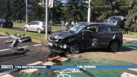 В Минске на Логойском тракте произошло столкновение легковушки и автомобиля ГАИ