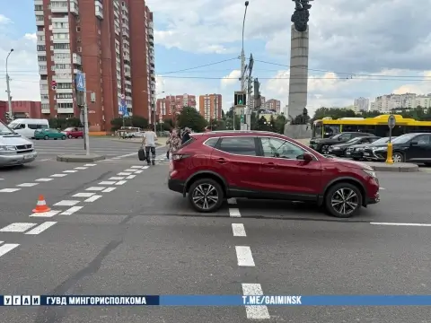 На регулируемом переходе в Минске Nissan сбил двух девочек на электросамокате