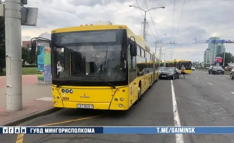 BMW врезался в остановившийся автобус на проспекте Дзержинского в Минске — пострадавших нет