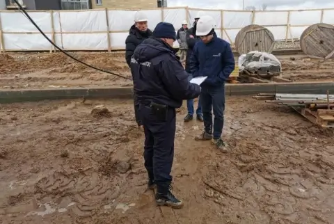 Следствие выясняет причины гибели рабочего при падении с третьего этажа в Минске