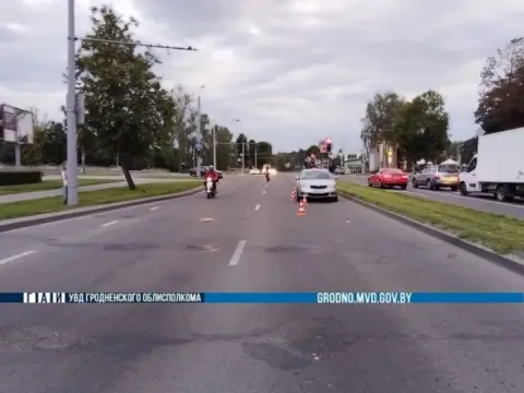 В Гродно водитель «Шкода» сбил пешехода на перекрёстке — пострадавшему 29 лет, ведётся проверка
