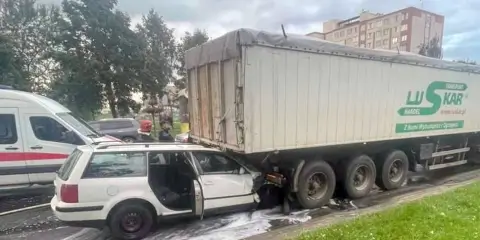 В Молодечно легковой автомобиль врезался в автопоезд: пострадали двое подростков
