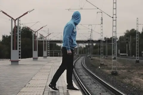 В Жлобине 19-летний молодой человек получил травмы при переходе путей в наушниках перед электропоездом