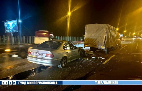 Ночная авария на МКАД: на 27-м км столкнулись BMW и Renault с прицепом, один водитель госпитализирован