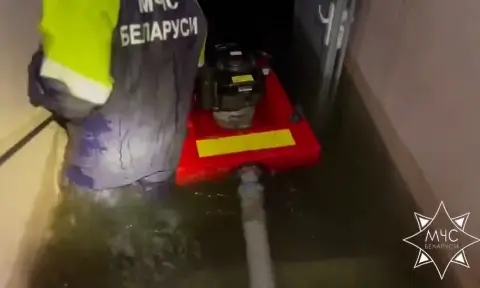 Сильный ливень затопил Солигорск: МЧС откачивает воду из улиц, больниц и магазинов