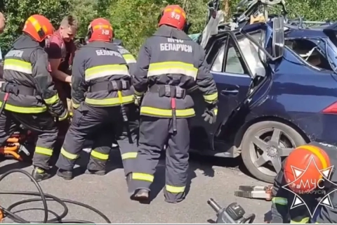Спасатели МЧС освободили водителя из машины после ДТП в Минском районе