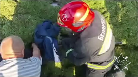 В Гомельском районе спасатели освободили ногу мужчины, зажатую транспортером