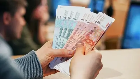 Среднемесячная зарплата в промышленности Беларуси за полугодие выросла на 5,4%