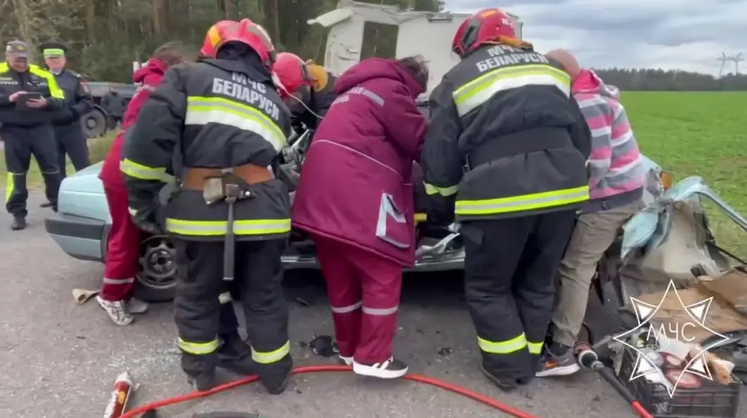 Вблизи агрогородка Бор произошло столкновение грузового и легкового автомобилей