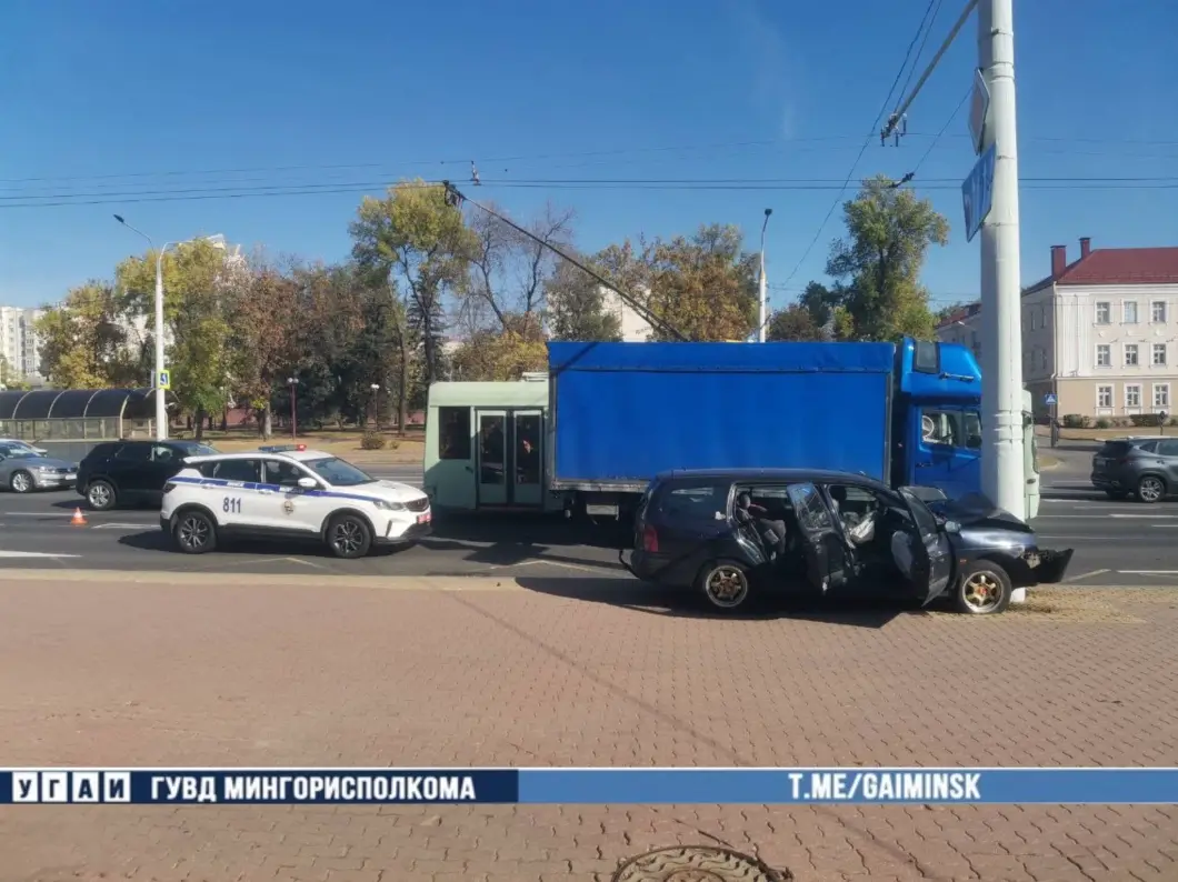 На Партизанском проспекте в Минске грузовик Mercedes столкнулся с Renault: пострадала семья