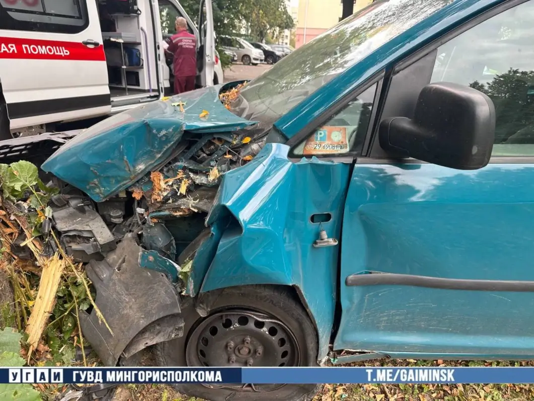 В Минске водитель потерял управление автомобилем из-за плохого самочувствия и врезался в дерево