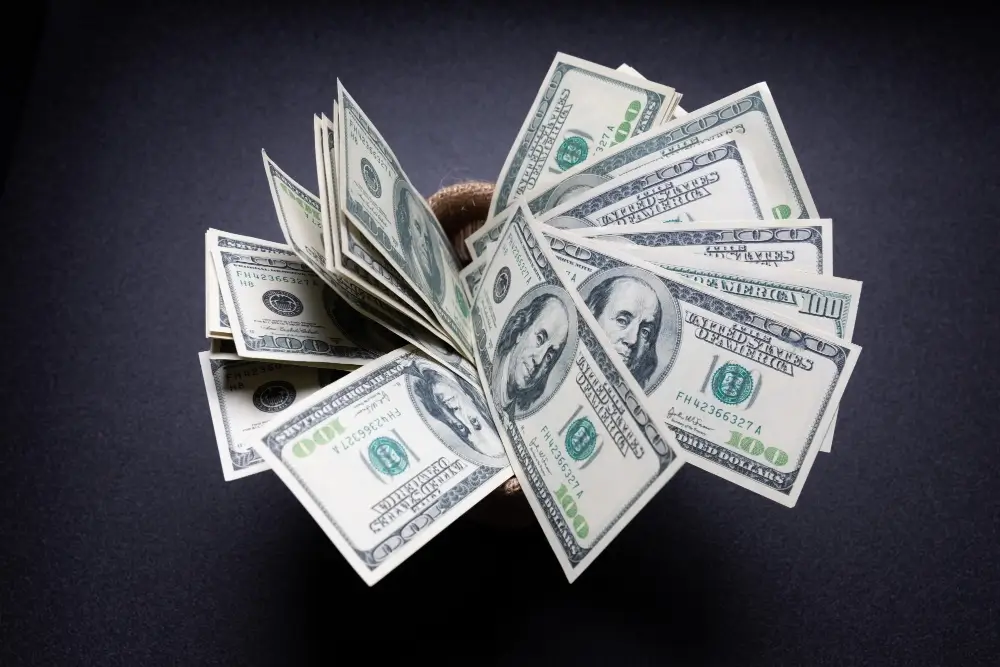 Доллар укрепился на торгах: курс достиг 3.0494 рубля, рост составил 0,25%