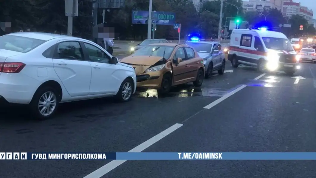 Авария на улице Якуба Коласа: пенсионер за рулем Peugeot врезался в две машины