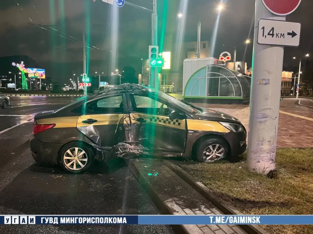 Минск: водитель Hyundai врезался в осветительную мачту на проспекте Дзержинского