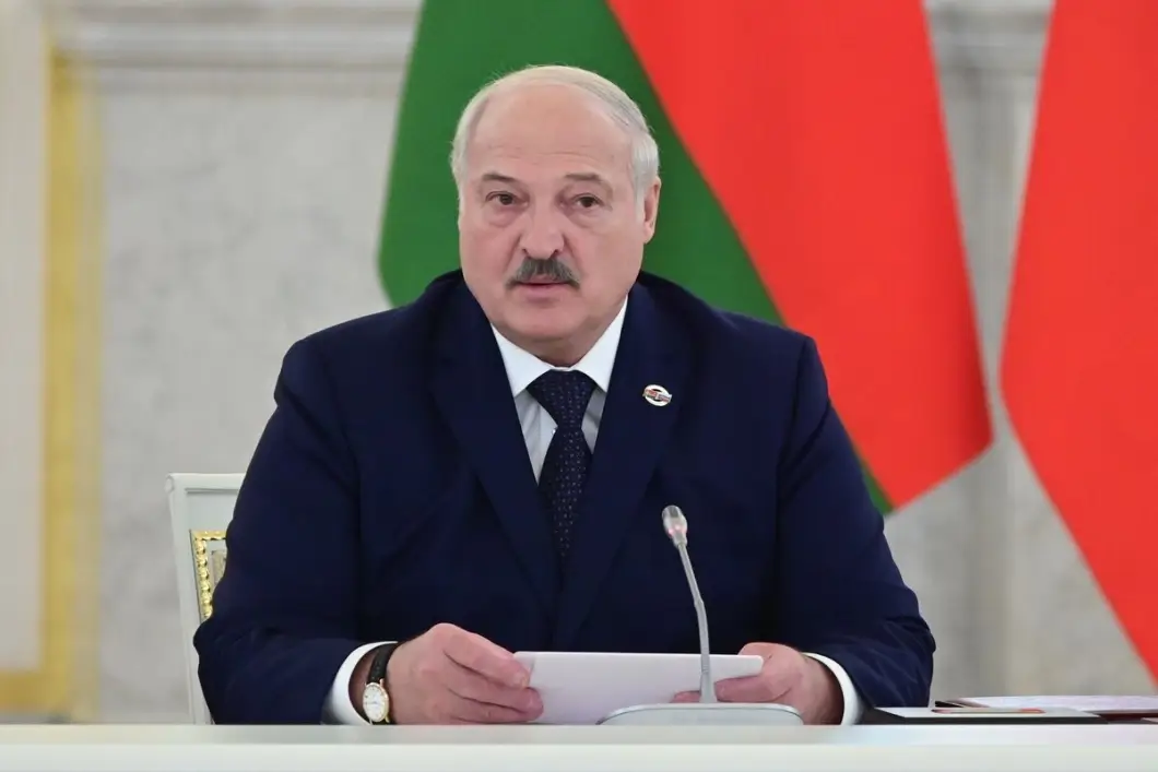 Александр Лукашенко поздравил граждан с Днём народного единства