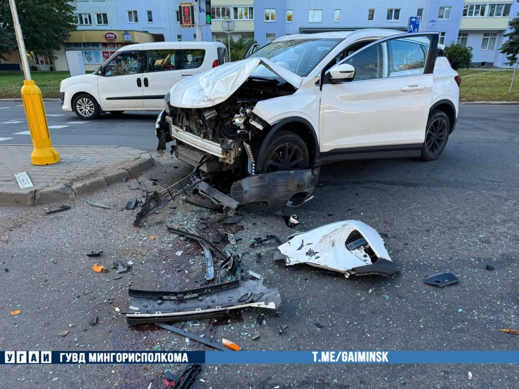 В Минске на улице Казинца столкнулись два легковых автомобиля