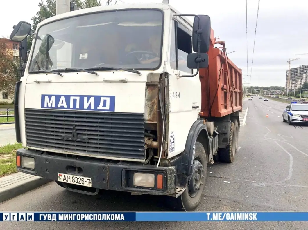 В Минске грузовик МАЗ столкнулся с автобусом: пострадал пассажир