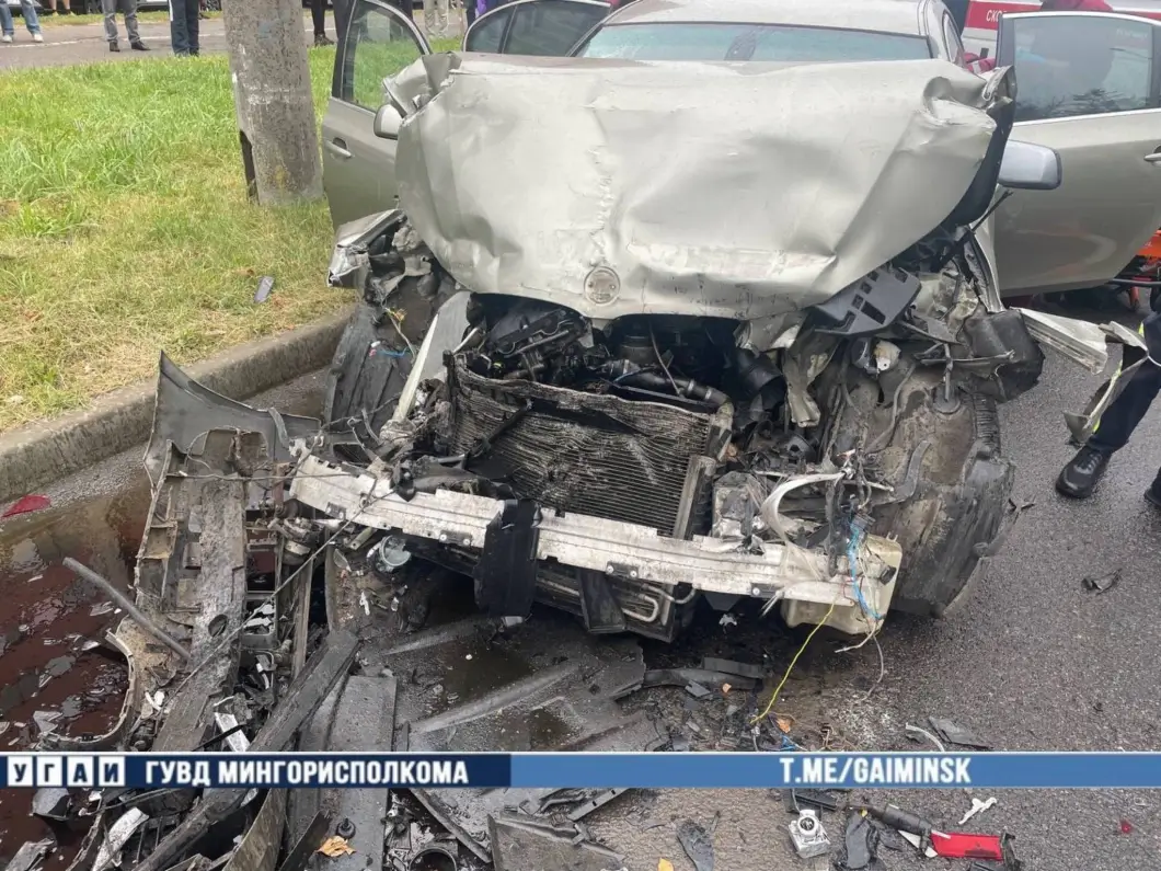 На улице Одоевского в Минске столкнулись BMW и Volkswagen: трое человек госпитализированы