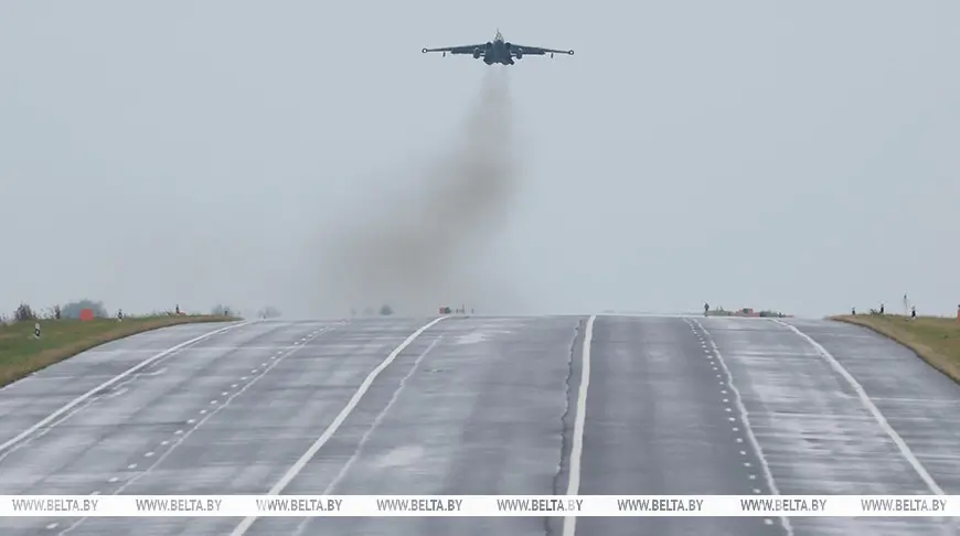 Учение «Запад-2025»: белорусские и российские военные посадили Су-25 на трассу под Дзержинском