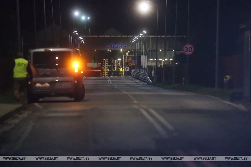 Польша возобновила движение через границу с Беларусью: первые автомобили проехали ночью