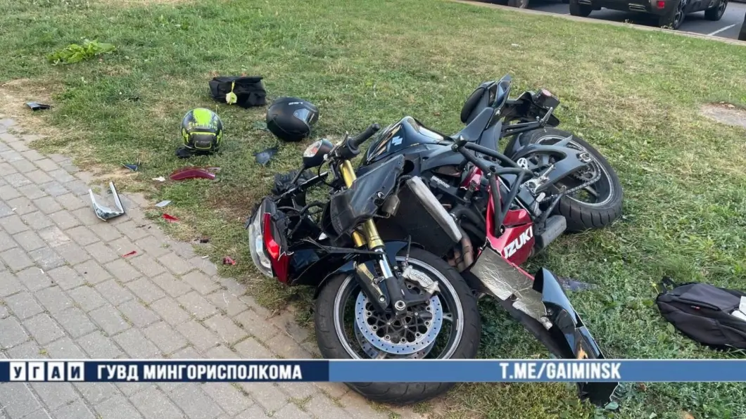 В Минске мотоцикл врезался в припаркованную машину: пострадали водитель и подросток