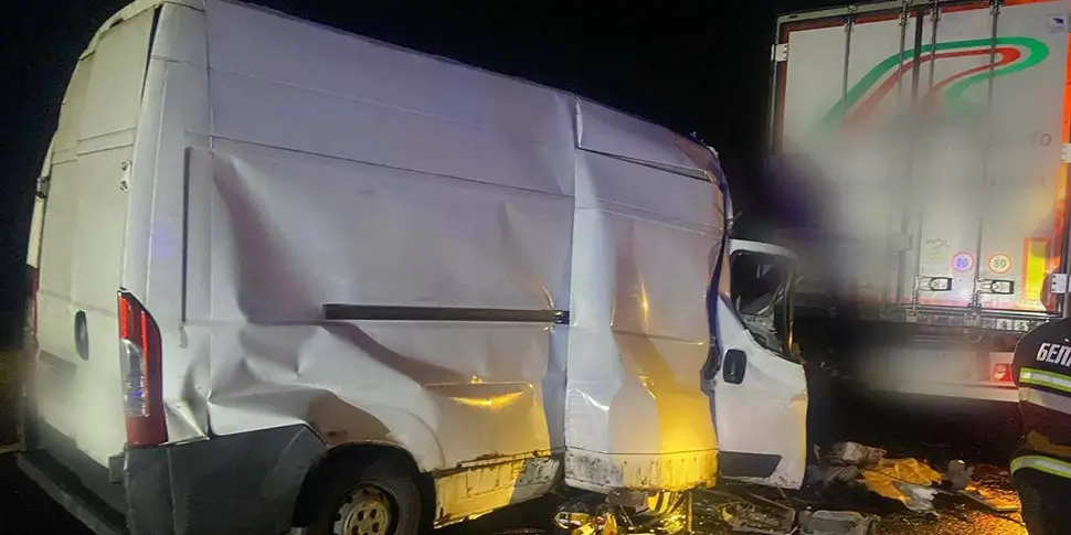 Смертельное ДТП на трассе М1: легковушка врезалась в грузовик, погиб пассажир
