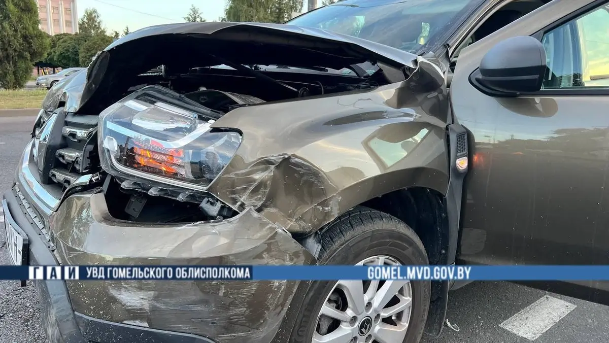 На перекрестке Речицкого проспекта и улицы Жукова в Гомеле произошло ДТП с участием трех автомобилей