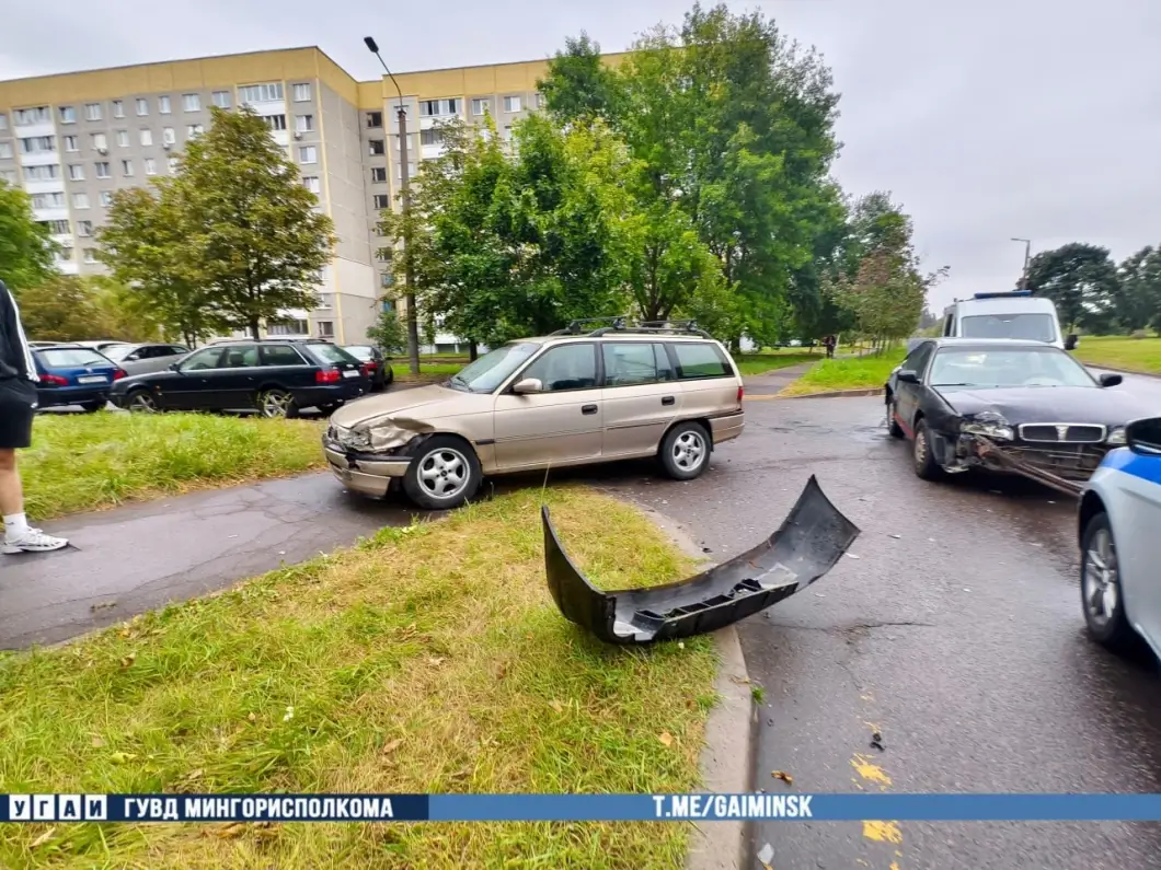 Тройное ДТП в Минске: на улице Яна Райниса столкнулись Lada, Rover и Opel