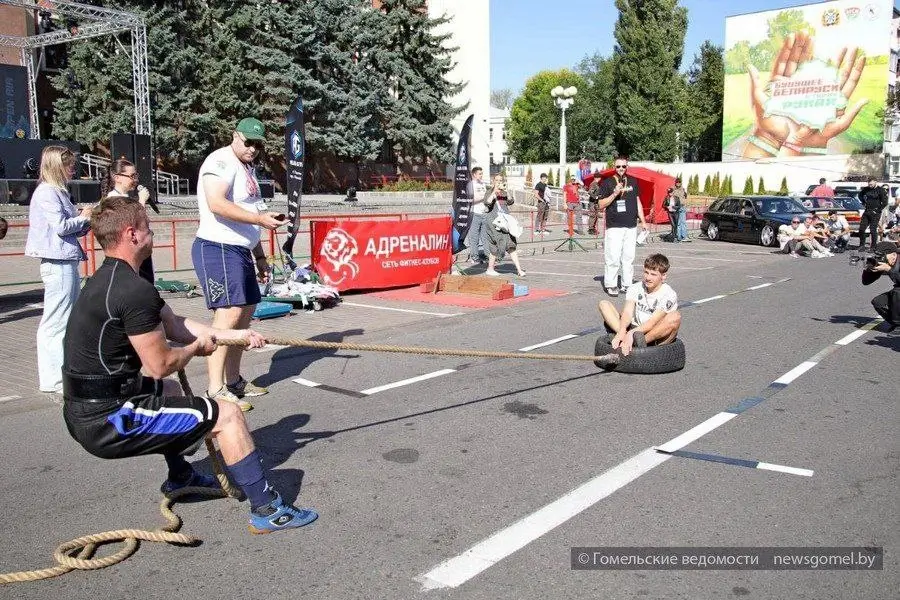 Сильнейшие спортсмены собрались в Гомеле: в Сквере Дружбы проходит турнир по силовому экстриму