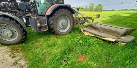 Тракторная косилка тяжело травмировала мужчину, уснувшего в траве в Кобринском районе