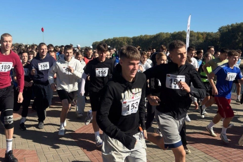 Гомель отметил День молодежи массовым спортивным забегом: более 500 участников вышли на старт