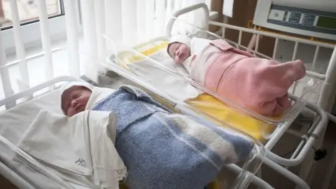 Беларусь расширяет выплаты и помощь семьям при рождении двойни и тройни