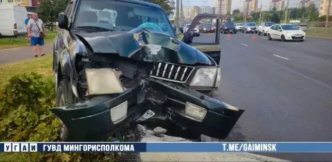 В Минске автомобиль врезался в осветительную мачту на улице Янки Брыля