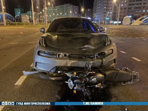 В Минске подросток на мотоцикле проехал на красный и столкнулся с электромобилем