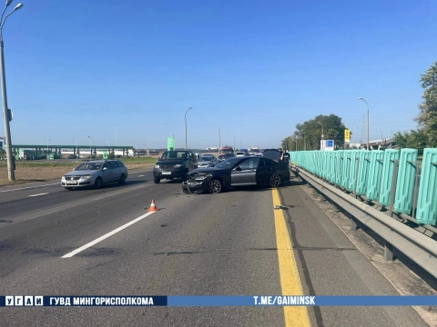 На МКАД произошло столкновение легкового и грузового автомобиля