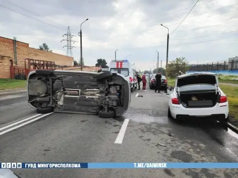 В Минске каршеринговый автомобиль перевернулся после столкновения с припаркованными машинами