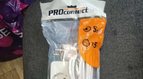 В Беларуси расширили список запрещённых товаров: под ограничение попали удлинители, лампы и компьютерные аксессуары