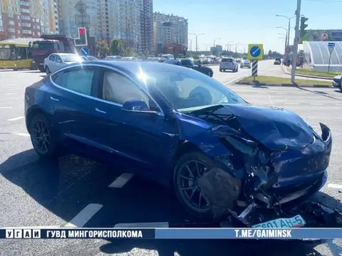 В Минске на проспекте Дзержинского столкнулись Tesla и Toyota: есть пострадавшие