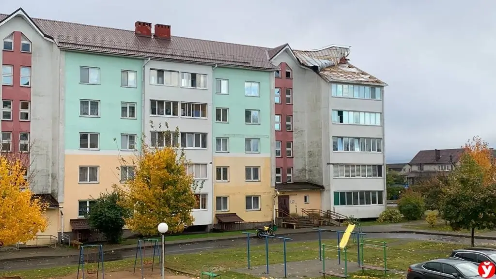 В результате шквалистого ветра в Крупках повреждены кровли жилых зданий