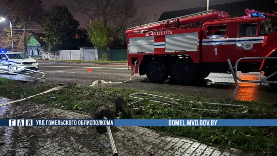 В Гомеле на улице Кирова перевернулся автомобиль: молодой водитель не пострадал