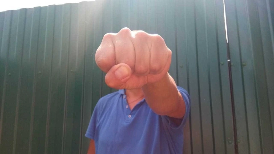 Ревность, алкоголь и свиная голова: в Минске мужчина сломал сожительнице ногу после ссоры