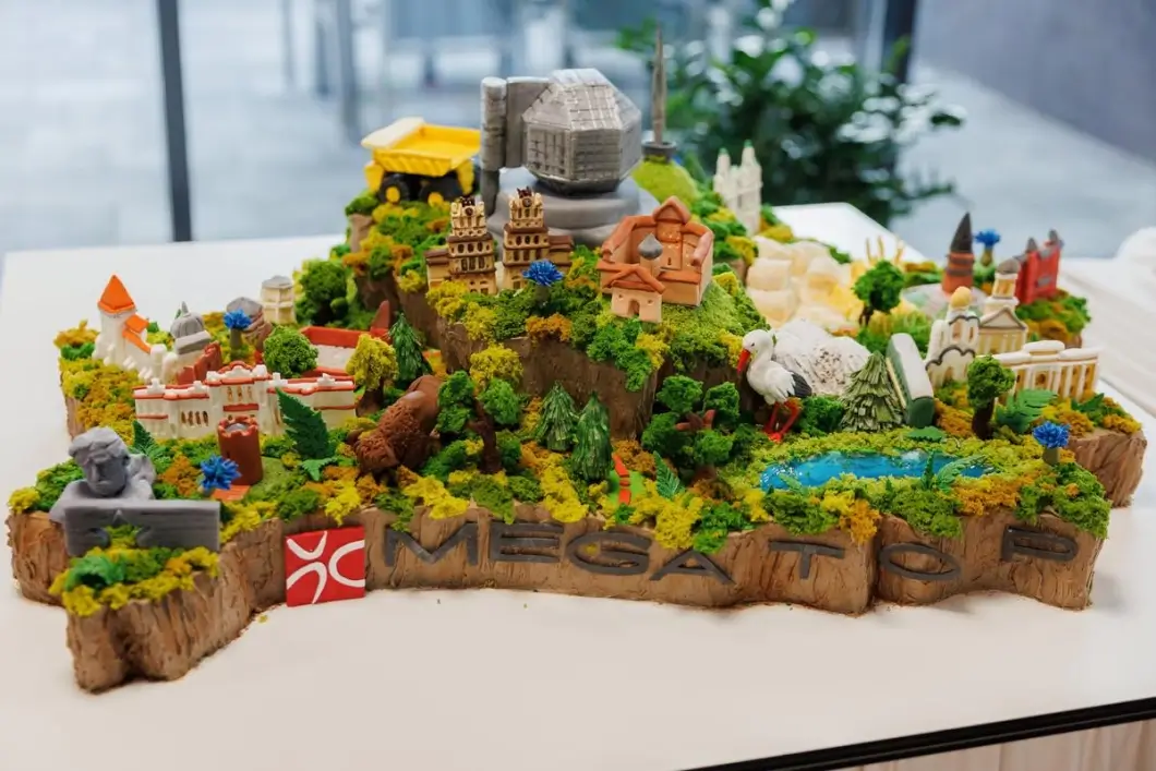 В Минске представили метровый торт-карту Беларуси: кондитерское искусство, превращённое в географию